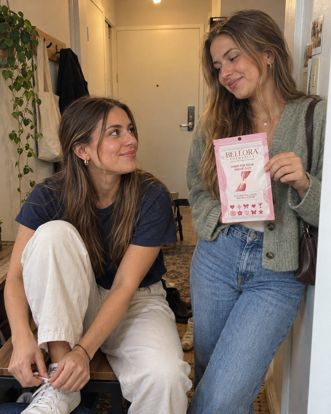 Dos amigas adultas preparándose para salir junto a la puerta con Bellora